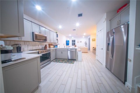 Купить таунхаус в Пемброк-Пайнс, Флорида 3 спальни, 190.36м2, № 2068194 - фото 16