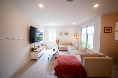 Купить таунхаус в Пемброк-Пайнс, Флорида 3 спальни, 190.36м2, № 2068194 - фото 24