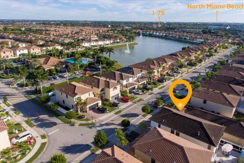 Купить виллу или дом в Хайалиа, Флорида 5 спален, 286.51м2, № 1989360 - фото 3