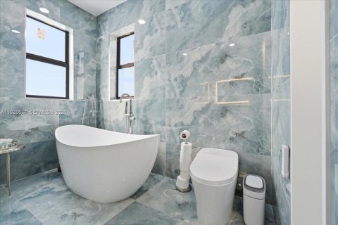 Купить виллу или дом в Хайалиа, Флорида 5 спален, 286.51м2, № 1989360 - фото 9