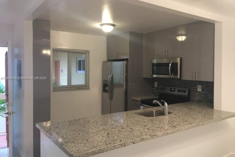 Copropriété à louer à Miami-Dade, Floride: 2 chambres, 74.69 m2 № 1921419 - photo 4