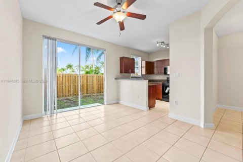 Adosado en venta en Homestead, Florida, 4 dormitorios, 172.05 m2 № 2000681 - foto 2