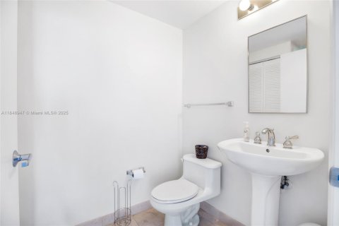Copropriété à louer à Miami Beach, Floride: 2 chambres, 122.82 m2 № 1850587 - photo 16