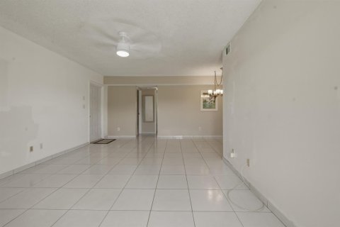 Copropriété à vendre à Pembroke Pines, Floride: 2 chambres, 96.34 m2 № 2147340 - photo 11