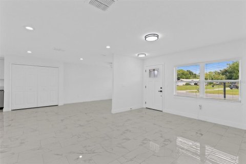 House in Orlando, Florida 4 bedrooms, 136.47 sq.m. № 2398434 - photo 8