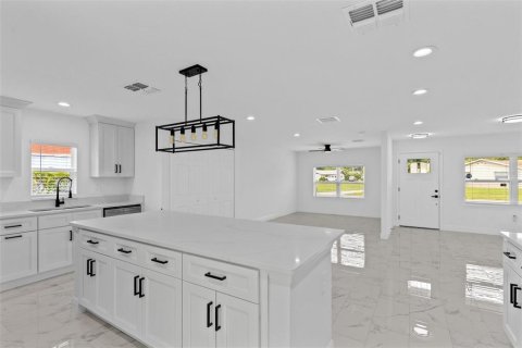 House in Orlando, Florida 4 bedrooms, 136.47 sq.m. № 2398434 - photo 5