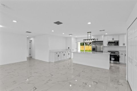 House in Orlando, Florida 4 bedrooms, 136.47 sq.m. № 2398434 - photo 7