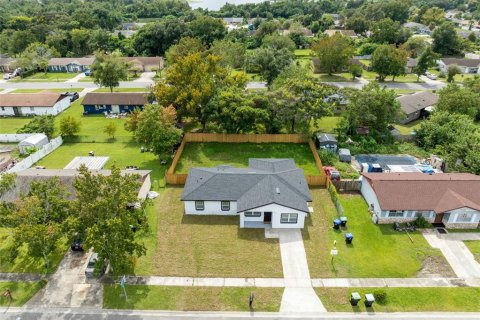 House in Orlando, Florida 4 bedrooms, 136.47 sq.m. № 2398434 - photo 3