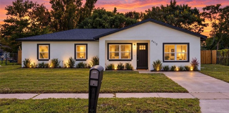 House in Orlando, Florida 4 bedrooms, 136.47 sq.m. № 2398434