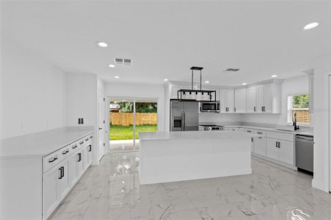 House in Orlando, Florida 4 bedrooms, 136.47 sq.m. № 2398434 - photo 6