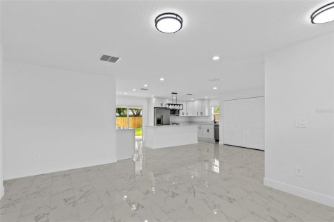 House in Orlando, Florida 4 bedrooms, 136.47 sq.m. № 2398434 - photo 12