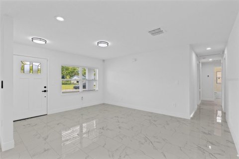 House in Orlando, Florida 4 bedrooms, 136.47 sq.m. № 2398434 - photo 11