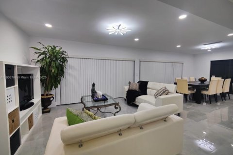 Снять в аренду виллу или дом в Тамарак, Флорида 3 спальни, 258.92м2, № 1963258 - фото 8