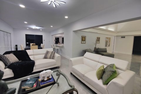 Снять в аренду виллу или дом в Тамарак, Флорида 3 спальни, 258.92м2, № 1963258 - фото 10