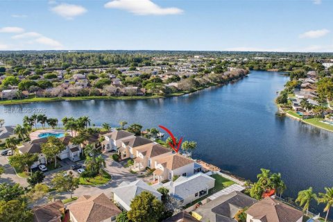 Дом в Пемброк-Пайнс, Флорида 4 спальни, 138.8м2 № 2006643