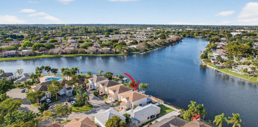 Дом в Пемброк-Пайнс, Флорида 4 спальни, 138.8м2 № 2006643