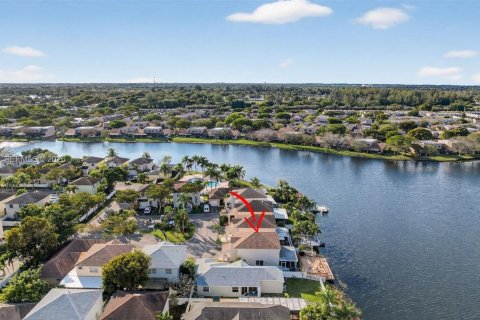 Купить виллу или дом в Пемброк-Пайнс, Флорида 4 спальни, 138.8м2, № 2006643 - фото 2