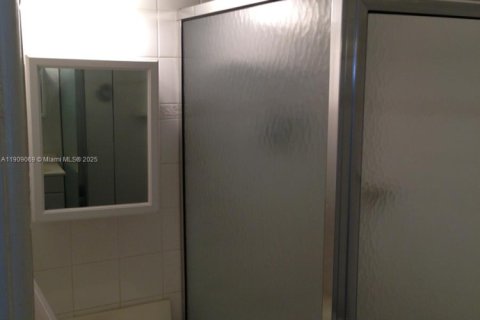 Copropriété à louer à Miami Beach, Floride: 2 chambres, 63.82 m2 № 1964418 - photo 18