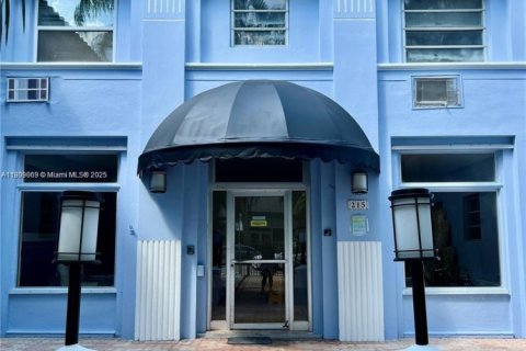 Copropriété à louer à Miami Beach, Floride: 2 chambres, 63.82 m2 № 1964418 - photo 1