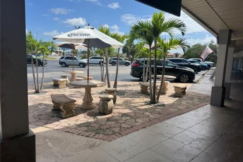 Immobilier commercial à louer à North Port, Floride: 195.09 m2 № 2384083 - photo 8