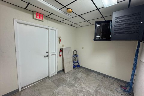 Immobilier commercial à louer à North Port, Floride: 195.09 m2 № 2384083 - photo 6