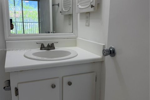 Condo in Pembroke Pines, Florida, 1 bedroom № 2044932 - photo 13