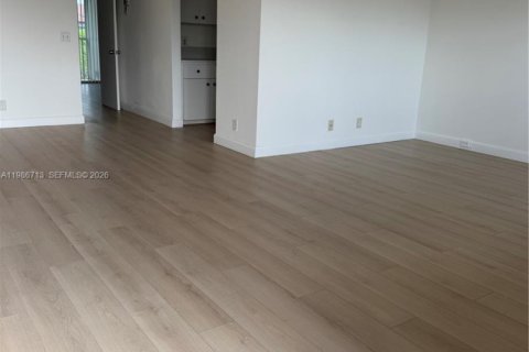 Condo in Pembroke Pines, Florida, 1 bedroom № 2044932 - photo 5
