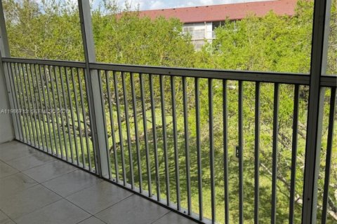 Condo in Pembroke Pines, Florida, 1 bedroom № 2044932 - photo 16