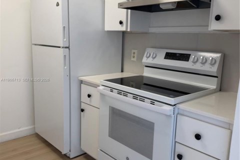 Condo in Pembroke Pines, Florida, 1 bedroom № 2044932 - photo 2