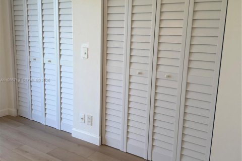 Condo in Pembroke Pines, Florida, 1 bedroom № 2044932 - photo 12