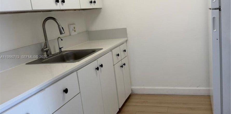 Condo in Pembroke Pines, Florida, 1 bedroom № 2044932