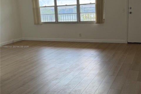 Condo in Pembroke Pines, Florida, 1 bedroom № 2044932 - photo 3