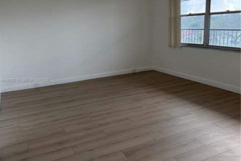 Condo in Pembroke Pines, Florida, 1 bedroom № 2044932 - photo 4