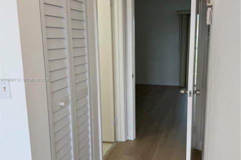 Condo in Pembroke Pines, Florida, 1 bedroom № 2044932 - photo 8