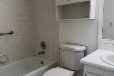 Condo in Pembroke Pines, Florida, 1 bedroom № 2044932 - photo 14