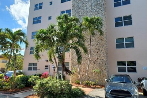 Copropriété à vendre à Hollywood, Floride: 2 chambres, 108.51 m2 № 1963499 - photo 1