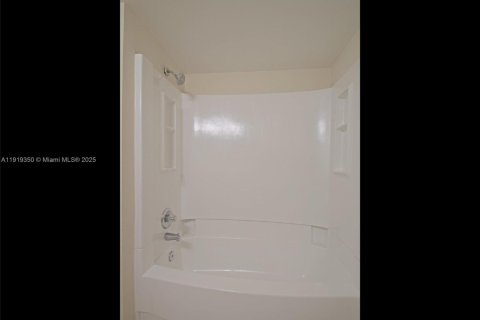 Снять в аренду кондоминиум в Корал-Спрингс, Флорида 2 спальни, 84.54м2, № 1974427 - фото 12