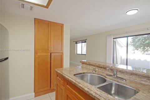 Снять в аренду кондоминиум в Корал-Спрингс, Флорида 2 спальни, 84.54м2, № 1974427 - фото 10