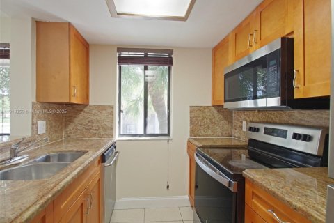 Снять в аренду кондоминиум в Корал-Спрингс, Флорида 2 спальни, 84.54м2, № 1974427 - фото 3