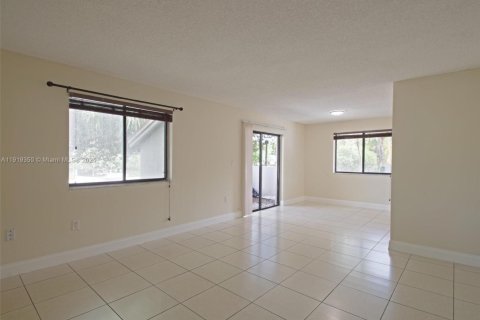 Снять в аренду кондоминиум в Корал-Спрингс, Флорида 2 спальни, 84.54м2, № 1974427 - фото 7