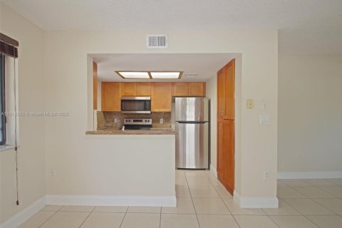 Снять в аренду кондоминиум в Корал-Спрингс, Флорида 2 спальни, 84.54м2, № 1974427 - фото 4