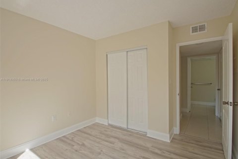 Снять в аренду кондоминиум в Корал-Спрингс, Флорида 2 спальни, 84.54м2, № 1974427 - фото 14