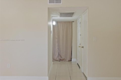 Снять в аренду кондоминиум в Корал-Спрингс, Флорида 2 спальни, 84.54м2, № 1974427 - фото 6