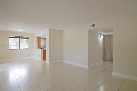 Снять в аренду кондоминиум в Корал-Спрингс, Флорида 2 спальни, 84.54м2, № 1974427 - фото 8