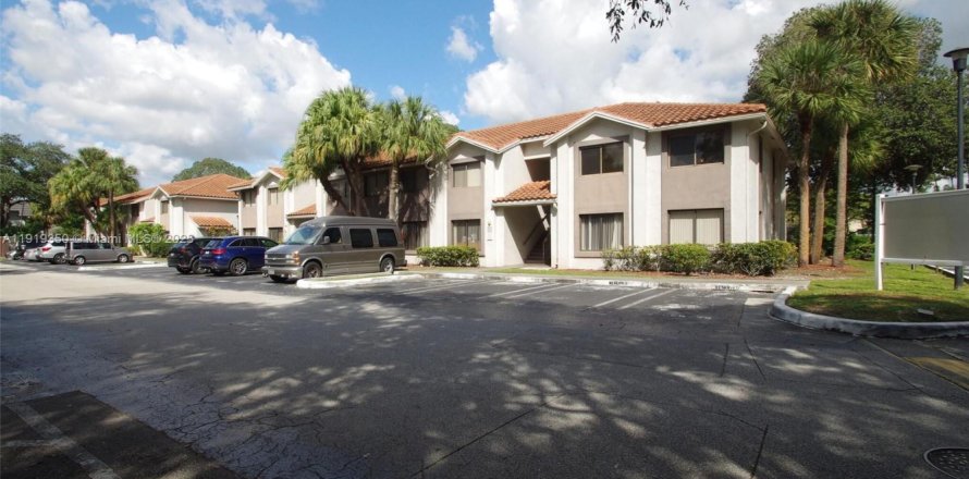 Кондоминиум с 2 спальнями в Корал-Спрингс, Флорида № 1974427