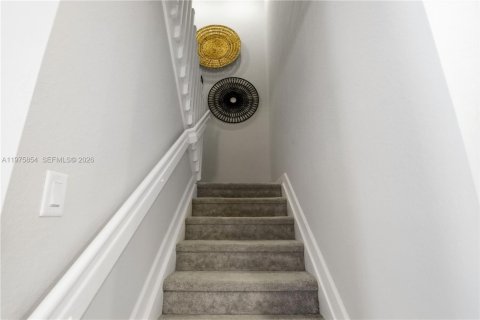 House in Miami, Florida 4 bedrooms, 215.9 sq.m. № 2042408 - photo 21