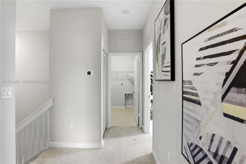 House in Miami, Florida 4 bedrooms, 215.9 sq.m. № 2042408 - photo 24