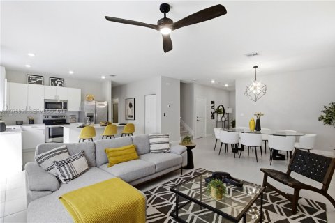House in Miami, Florida 4 bedrooms, 215.9 sq.m. № 2042408 - photo 10