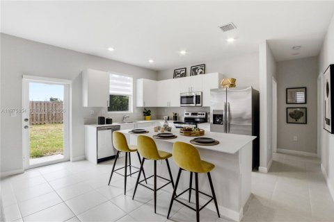 House in Miami, Florida 4 bedrooms, 215.9 sq.m. № 2042408 - photo 13