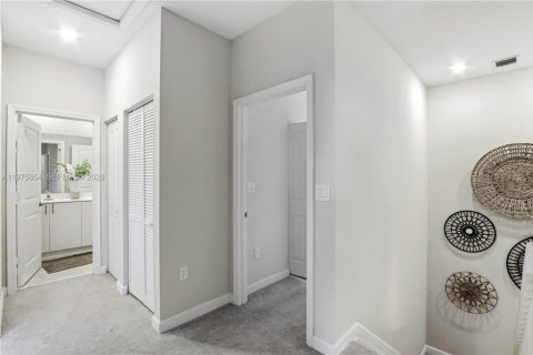 House in Miami, Florida 4 bedrooms, 215.9 sq.m. № 2042408 - photo 23